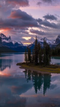 Chmury nad jeziorem Maligne w Parku Narodowym Jasper