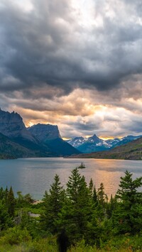 Chmury nad jeziorem Saint Mary Lake