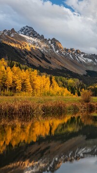 Chmury nad Mount Sneffels i jeziorem Blue Lake jesienną porą