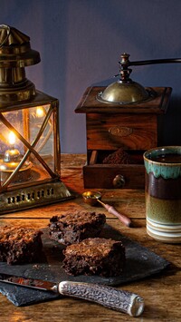 Ciasto obok lampy i młynka do kawy
