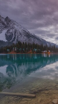 Ciemne chmury nad jeziorem Emerald Lake i górami