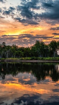 Ciemne chmury nad jeziorem Lake Chatfield