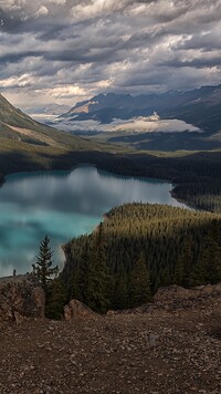 Ciemne chmury nad jeziorem Peyto Lake