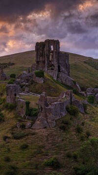 Ciemne chmury nad ruinami zamku Corfe w Anglii