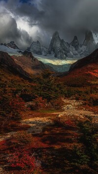 Ciemne chmury nad szczytem Fitz Roy