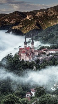 Covadonga we mgle