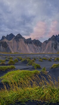 Czarna plaża i góra Vestrahorn w Islandii