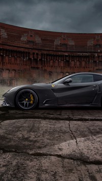 Czarne Ferrari bokiem