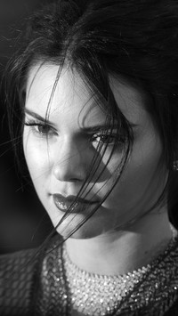 Czarno-biały portret modelki Kendall Jenner