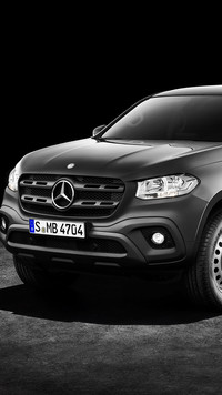 Czarny Mercedes-Benz X-Class Pickup Truck