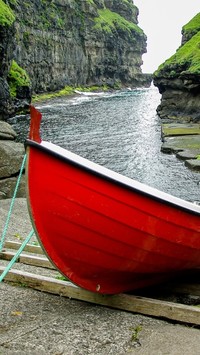 Czerwona łódka na skale