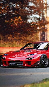 Czerwona Mazda RX-7 na drodze