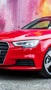 Czerwone Audi A3 Sportback przodem