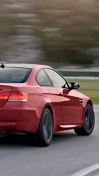 Czerwone BMW M3 na drodze