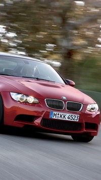 Czerwone BMW pędzi szosą