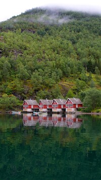 Czerwone domy nad fiordem Aurlandsfjord