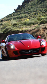 Czerwone Ferrari 599 na drodze