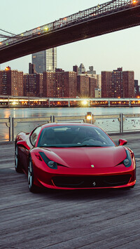 Czerwone Ferrari po mostem