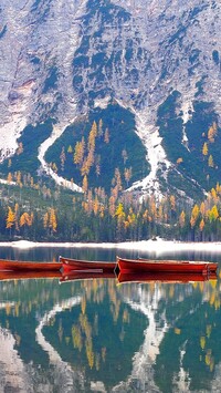 Czerwone łódki na jeziorze Pragser Wildsee w Dolomitach