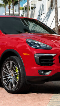 Czerwone Porsche Cayenne