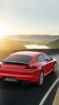 Czerwone Porsche mknie po drodze