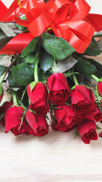 Czerwone róże z kokardką