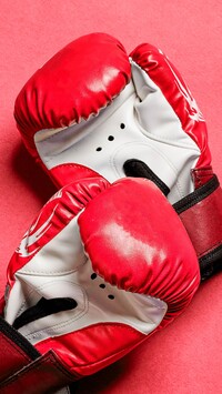 Czerwono-białe rękawice bokserskie