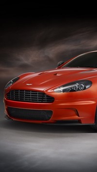 Czerwony Aston Martin DBS Carbon Edition