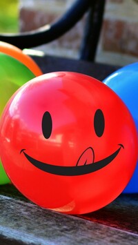Czerwony balonik z uśmiechem
