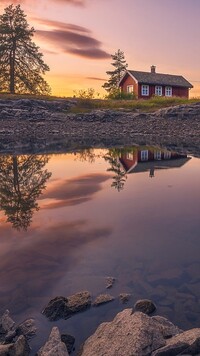 Czerwony dom nad jeziorem Vaeleren