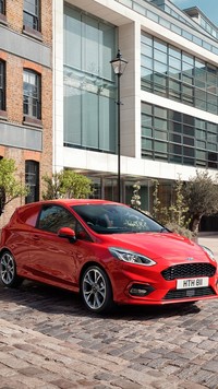 Czerwony Ford Fiesta