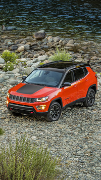 Czerwony Jeep Compass nad rzeką