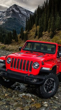 Czerwony Jeep Wrangler Rubicon