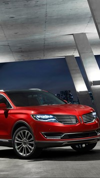 Czerwony Lincoln MKC