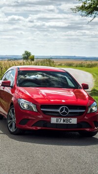 Czerwony Mercedes-Benz CLA