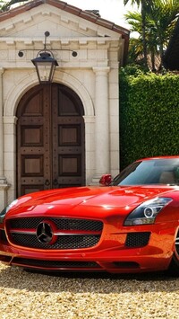 Czerwony Mercedes-Benz SLS AMG przodem