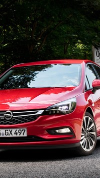 Czerwony Opel Astra Sports Tourer