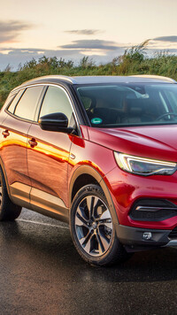 Czerwony Opel Grandland X