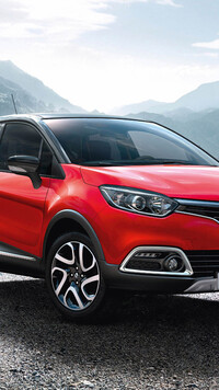 Czerwony Renault Captur z czarnym dachem