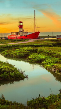 Czerwony statek i latarnia morska Tollesbury Wick