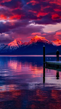 Człowiek na pomoście nad jeziorem Lake McDonald