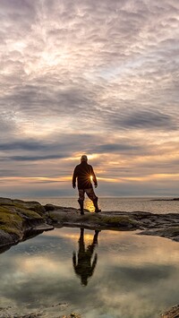 Człowiek na skale nad morzem