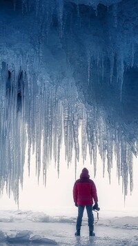 Człowiek w lodowej grocie