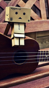 Danbo siedzi na gitarze