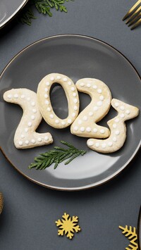Data 2023 z ciastek na talerzu