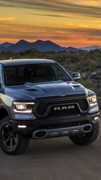 Dodge Ram 1500 na tle lasu i gór