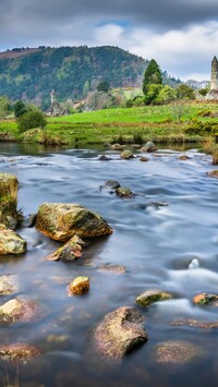 Dolina Glendalough  z kamienistą rzeką