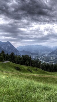 Dolina Renu na tle Alp w Liechtensteinie
