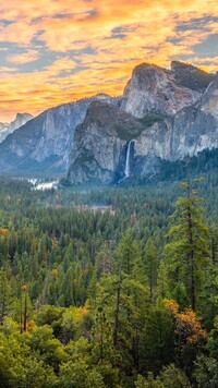 Dolina Yosemite Valley pod kolorowym niebem