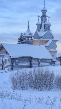 Dom i cerkiew we wsi Kimzha zimową porą